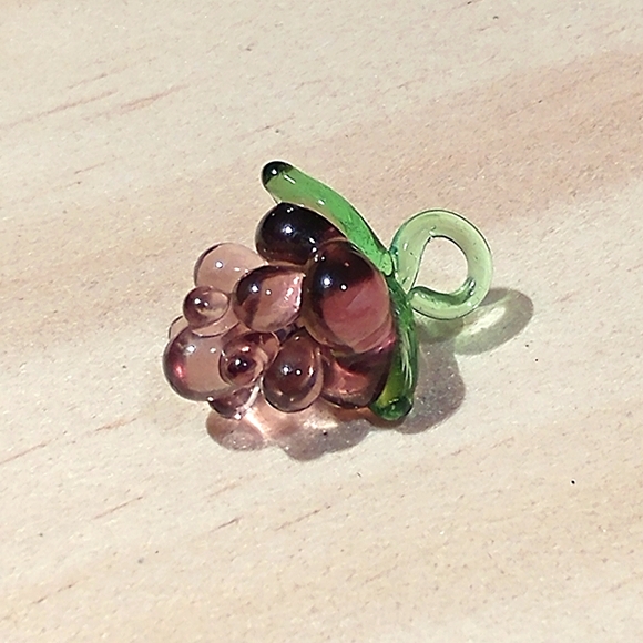 Jewelry - 2/$10 Glass Grape Bead🍇